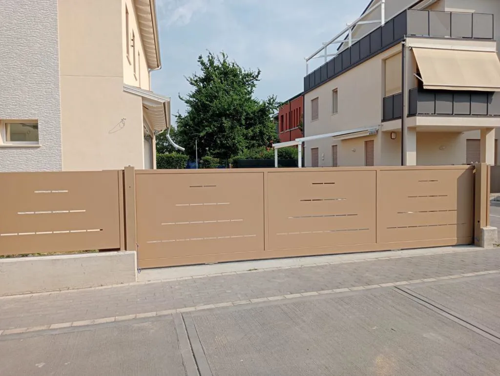 Cancello scorrevole moderno in alluminio con fregi New Tecnowork