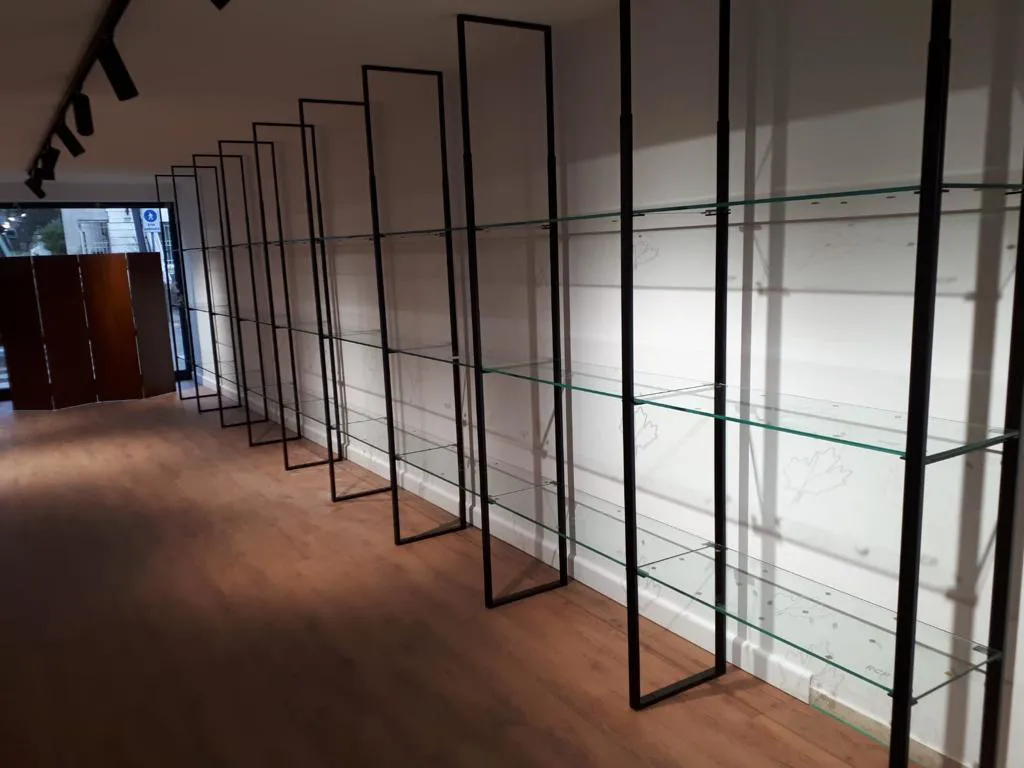 Libreria espositore con struttura in metallo e vetro per negozio New Tecnowork