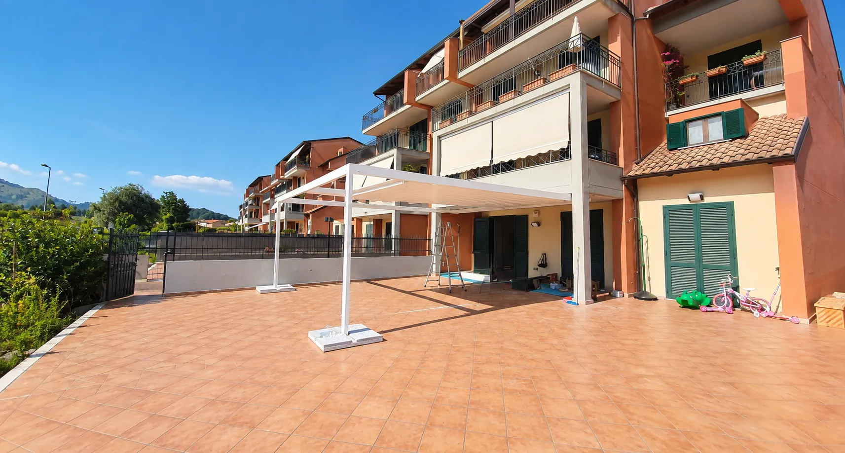 Pergola bioclimatica in alluminio bianco per terrazzo New Tecnowork