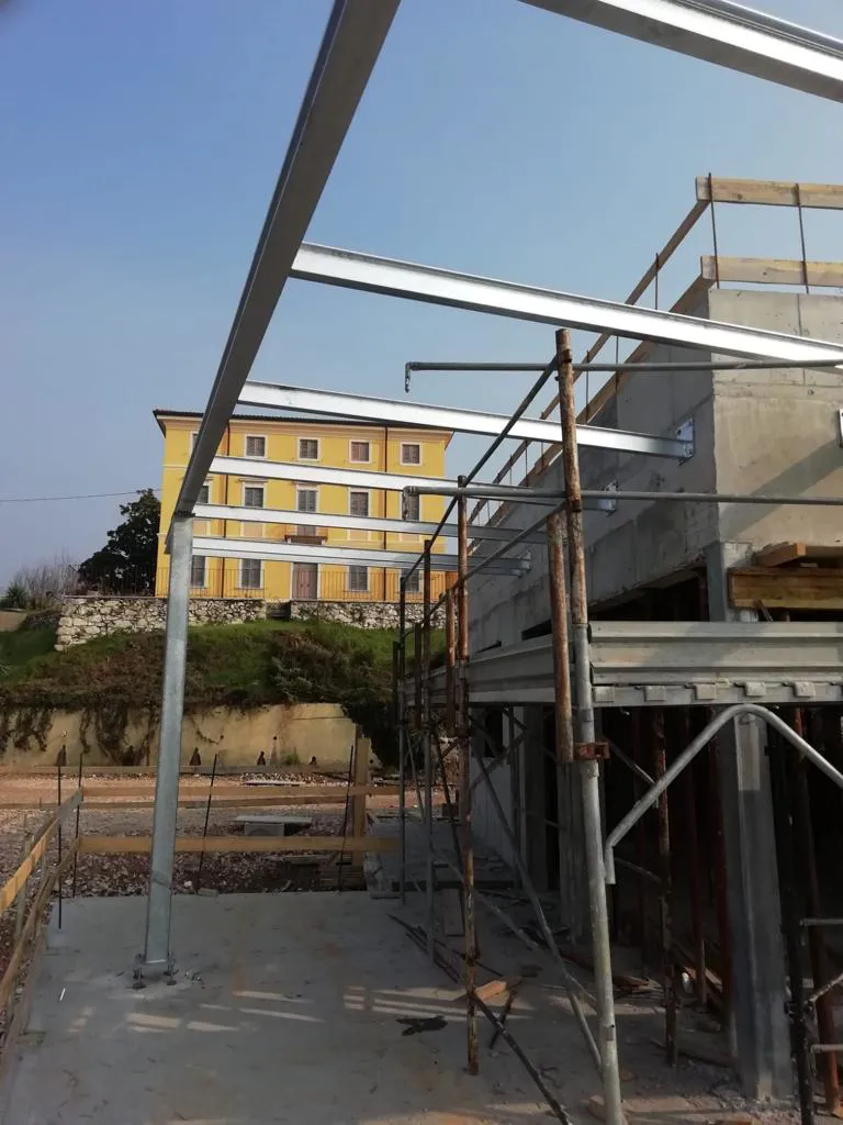 Montaggio travi in acciaio in cantiere New Tecnowork