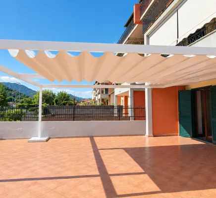 Pergola bioclimatica in alluminio bianco su terrazzo New Tecnowork