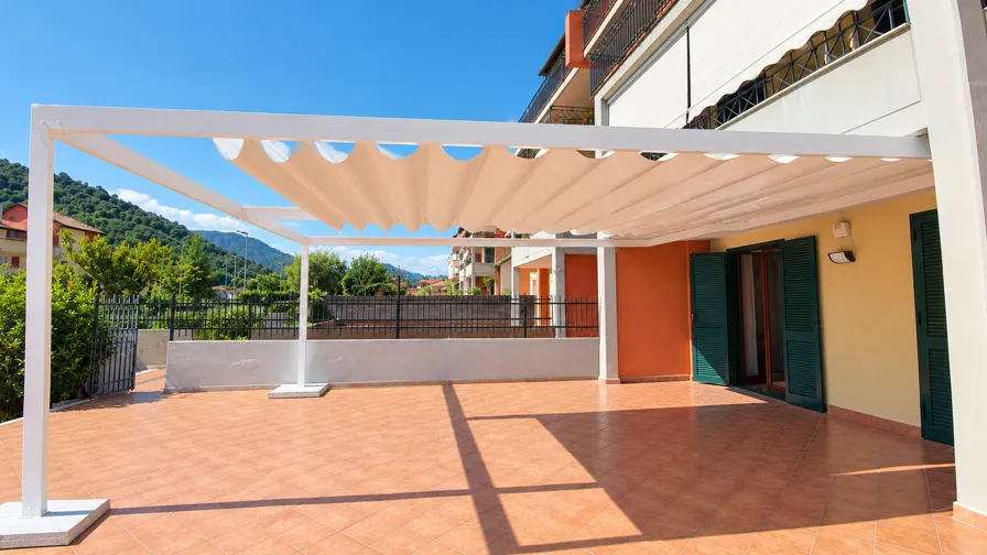 Pergola bioclimatica in alluminio bianco su terrazzo New Tecnowork