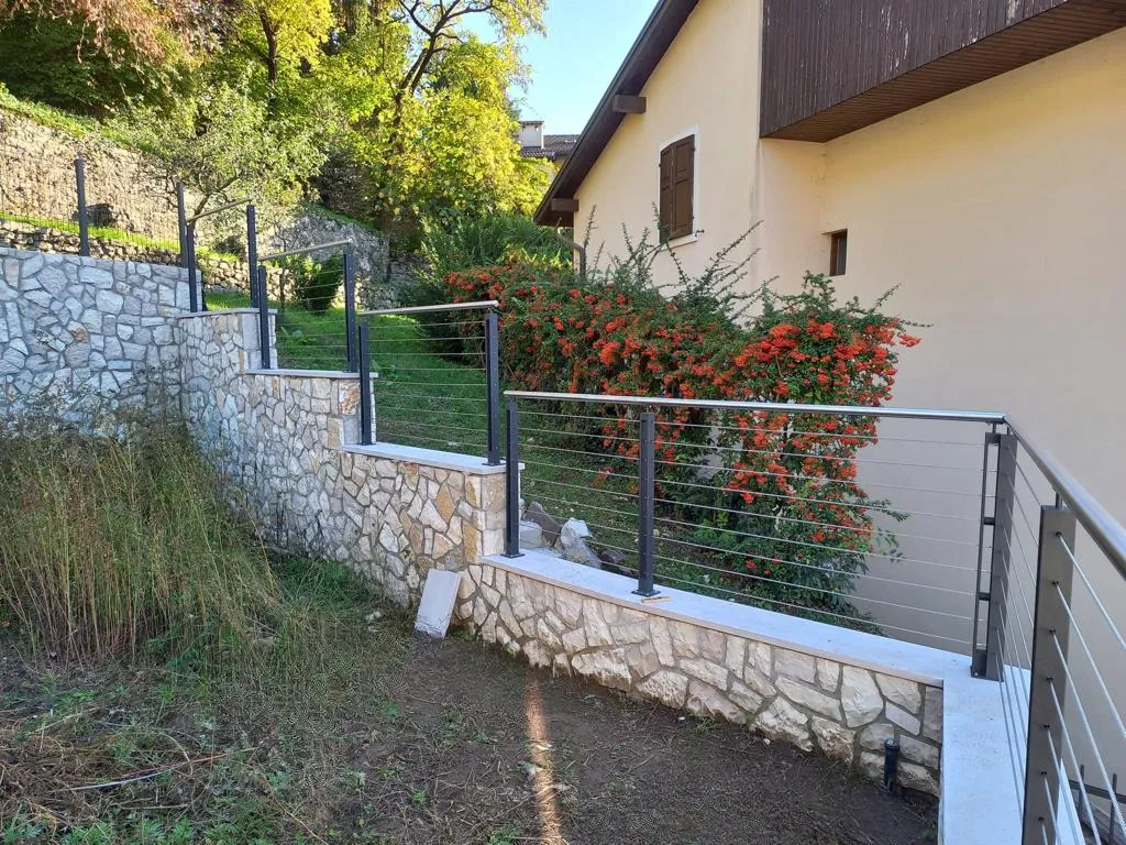 Parapetto esterno in acciaio e cavi