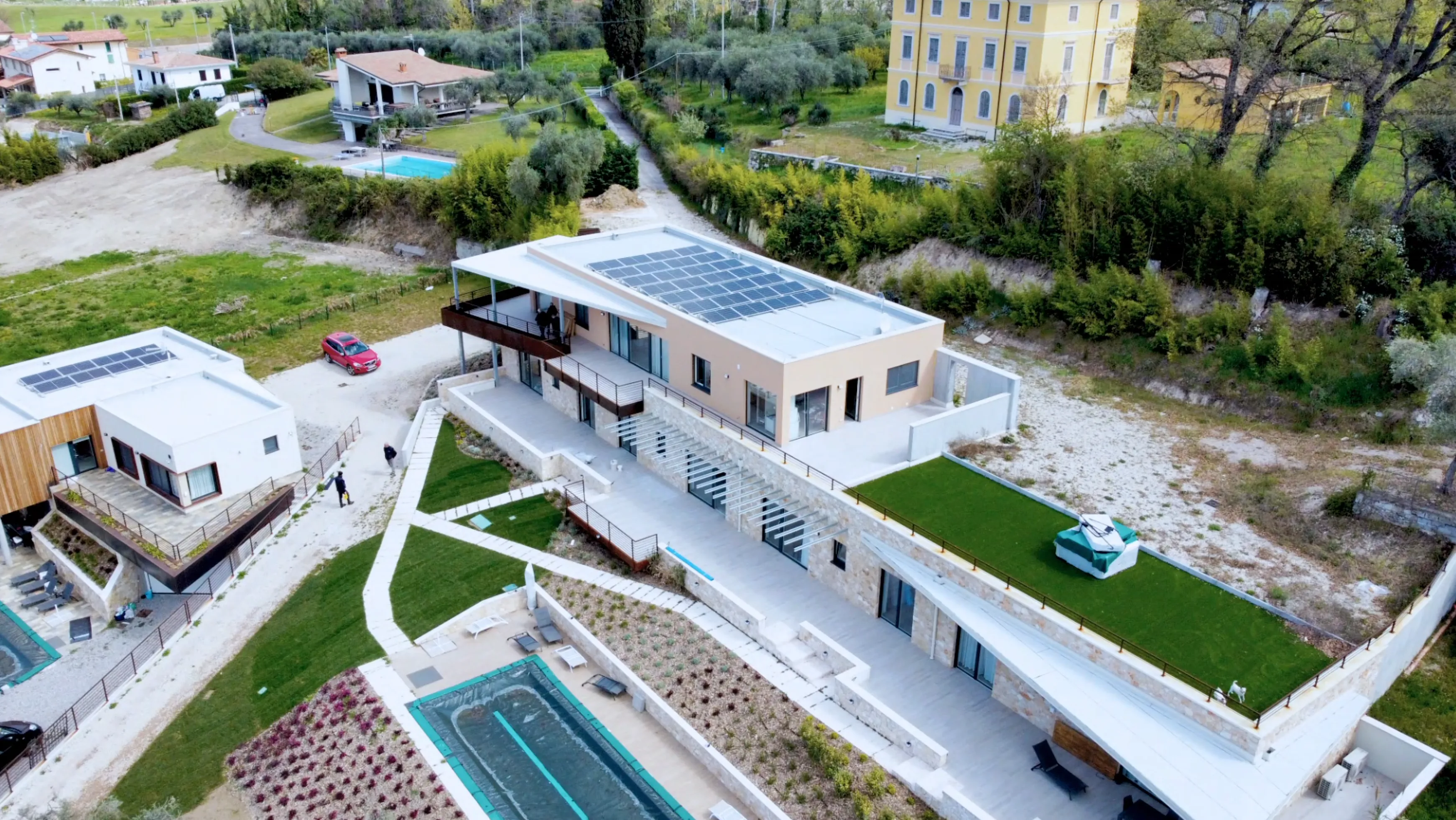 Copertura tetto e installazione di pannelli fotovoltaici