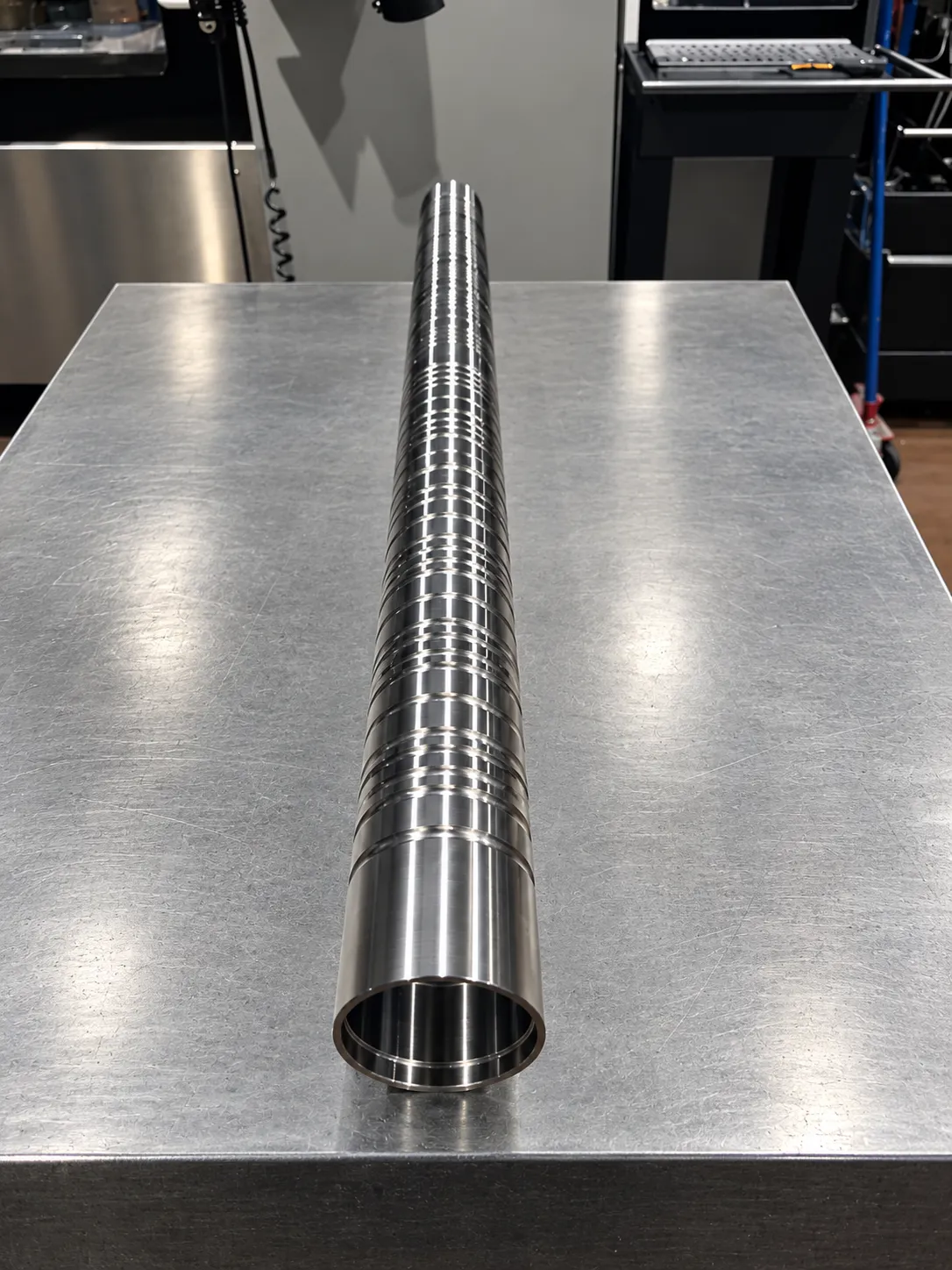 Rullo industriale con scanalatura longitudinale CNC