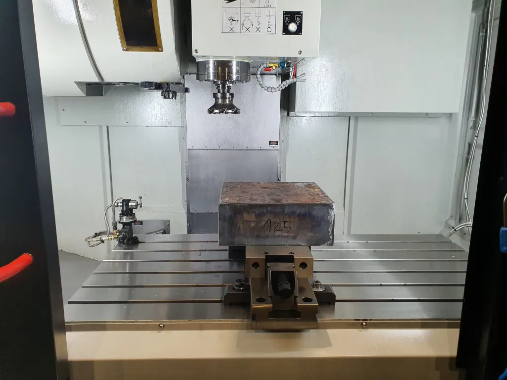 Fresatura CNC di un blocco di metallo grezzo