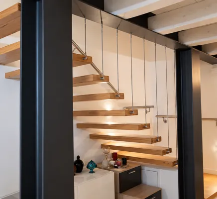Scala a giorno con struttura metallica e gradini in legno New Tecnowork